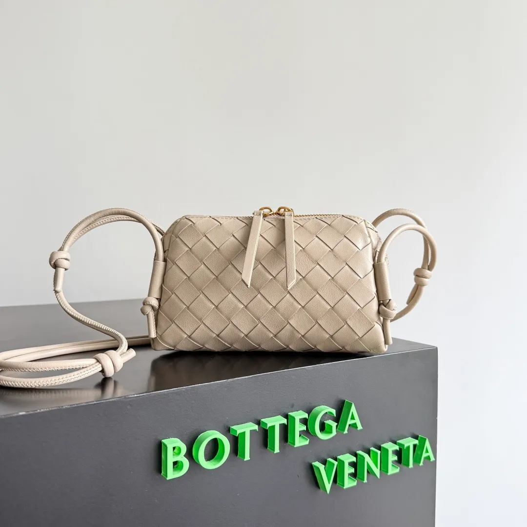 Batch 1260 BV new mini bag ceiling Bottegaveneta new Concert Pouch bag is small and has a large capacity. It can hold a Pro max mobile phone. The shoulder strap is adjustable for cross-body carry. It is very cost-effective when carried on one shoulder. The latest small bag in autumn has a lot of capacity. It can hold 4 short clips. I also tried it and it can hold one of my fists. It is cute, the capacity is touching and the length of the shoulder strap is adjustable for daily commuting. Full score 10 #bv woven bag Style number: 794258 Size: 18.5*11.5*8.5cm